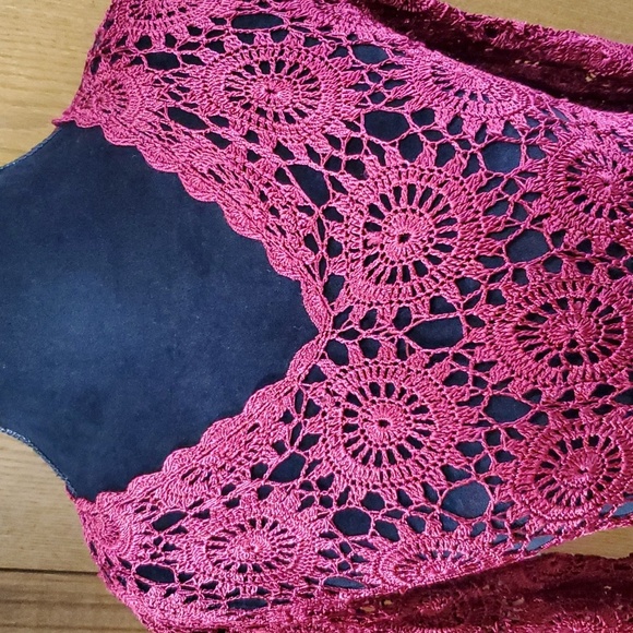 Quest-ce Que C'est burgandy wine red crochet medallion pattern layer sweater - Picture 2 of 5